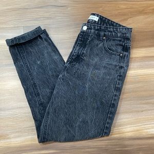 Pull & Bear Mom Jean. Size 26. Used Jean bought from Plato’s Closet.